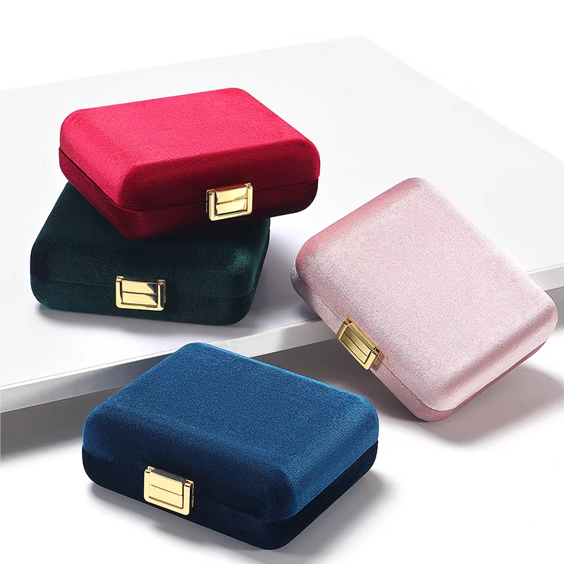 Portable jewelry storage box